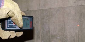 Using Bosch GLM 100 C wearing work gloves